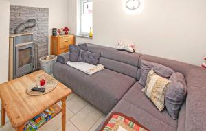 a living room with a gray couch and a table at Ferienwohnung Bodstedt in Bodstedt