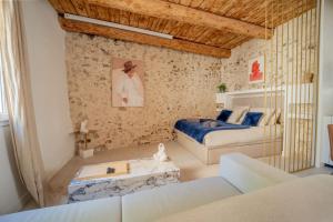 un soggiorno con due letti e un divano di 25 rue Celony - Le Vendome - Jacuzzi - VideoProjecteur ad Aix en Provence