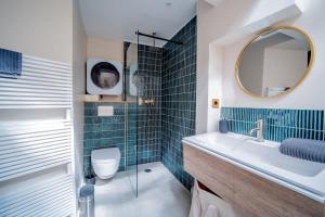un bagno con lavandino, WC e specchio di 25 rue Celony - Le Vendome - Jacuzzi - VideoProjecteur ad Aix en Provence Altre 18 foto