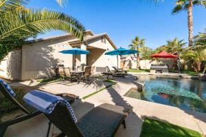 Πισίνα στο ή κοντά στο Sunny Escape Cozy Chandler Home
