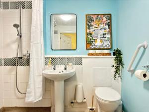 Gallery image of Free Parking Sleeps 6 Modern Apartment in Litherland