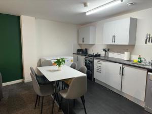 Gallery image of Free Parking Sleeps 6 Modern Apartment in Litherland +7 photos