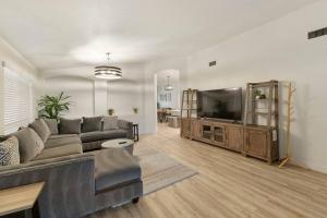 Μια τηλεόραση ή/και κέντρο ψυχαγωγίας στο Sunny Escape Cozy Chandler Home