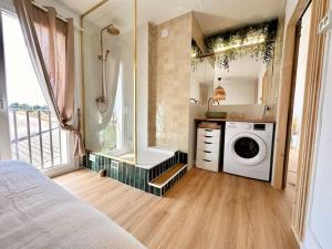 a bathroom with a washing machine and a shower at Exceptionnel Appartement avec Cinema - Cap d'Agde in Agde +20 photos