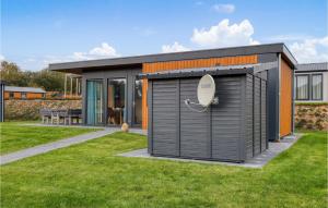 Süselにある2 Bedroom Cozy Home In Süselの家の前の芝生の上にある大きな灰色の小屋