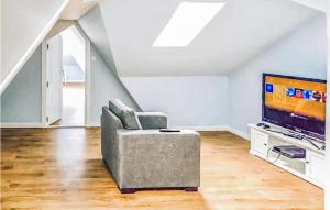 Televízia a/alebo spoločenská miestnosť v ubytovaní 3 Bedroom Lovely Apartment In Lukecin