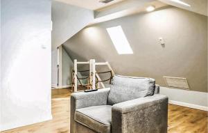 Posedenie v ubytovaní 3 Bedroom Lovely Apartment In Lukecin