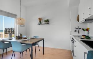 Una cocina y un comedor con mesa y sillas. en Havnehusene, Lejl 42, en Engvang