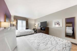 Postel nebo postele na pokoji v ubytování Best Western Plus Buda Austin Inn & Suites