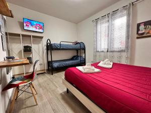 sypialnia z czerwonym łóżkiem i 2 łóżkami piętrowymi w obiekcie Seacily house w mieście Mazara del Vallo