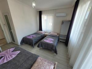 Ein Bett oder Betten in einem Zimmer der Unterkunft Cetin Pansiyon