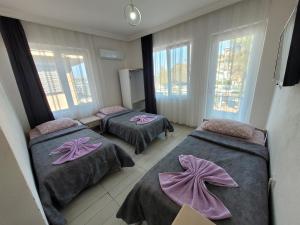 Zimmer mit 2 Betten und violetten Decken in der Unterkunft Cetin Pansiyon in Fethiye