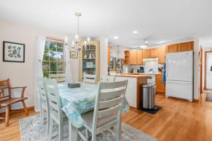 Una cocina y un comedor con mesa y sillas. en 11 Lucaya Lane Harwich Port - Woods Edge, en Harwich Port