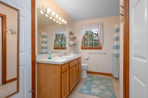 un baño con lavabo e inodoro en 11 Lucaya Lane Harwich Port - Woods Edge, en Harwich Port 28 fotos más