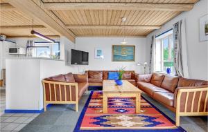 un soggiorno con un divano e un tavolo di Three-Bedroom Holiday Home In Bagenkop a Bagenkop