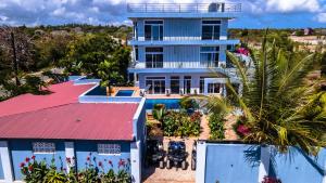 una vista aérea de una casa con piscina en Jazira Palace, en Pwani Mchangani