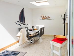 Телевизор и/или развлекательный центр в 43 Sun Hill - Cowes