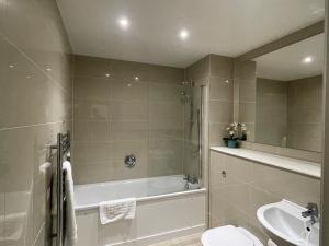 ブラックネルにあるBracknell RWH Stunning Two Bedroom Apartmentの浴槽、トイレ、洗面台を備えたバスルーム