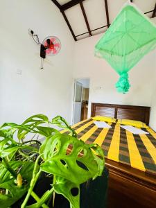 Postel nebo postele na pokoji v ubytování Sanithu Homestay and villa Galle