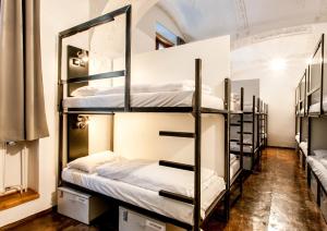 Postel nebo postele na pokoji v ubytování Czech Inn