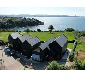 an overhead view of a house with a view of the water at Cabañas de Canide in Oleiros