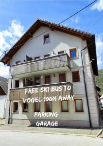 un bâtiment avec une enseigne sur le côté dans l'établissement Apartments Bohinjc, à Bohinj