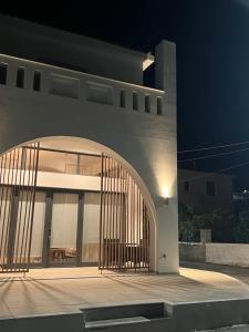 a building with an archway in front of it at night at Evas Urban loft 1 CLOSE TO PYTHAGOREIO in Chóra