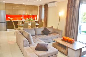 科孚镇Alykes Houses - Prv Jacuzzi的客厅里有一张沙发和一个厨房