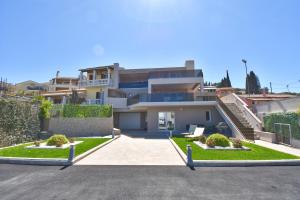 科孚镇Alykes Houses - Prv Jacuzzi的前面有车道的大房子