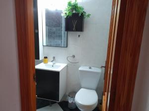 łazienka z białą toaletą i umywalką w obiekcie Apartamentos AR Gandía w mieście Puerto de Gandía +4 zdjęcia