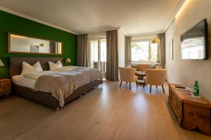 Postel nebo postele na pokoji v ubytování Hotel Europa Suites St Moritz + 37 fotografií