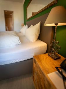 Postel nebo postele na pokoji v ubytování Hotel Europa Suites St Moritz