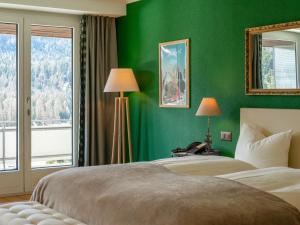 Postel nebo postele na pokoji v ubytování Hotel Europa Suites St Moritz