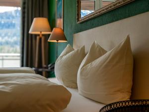 Postel nebo postele na pokoji v ubytování Hotel Europa Suites St Moritz