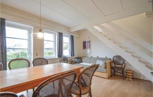 una sala de estar con una mesa y sillas en Lejlighed 28, en Rømø Kirkeby