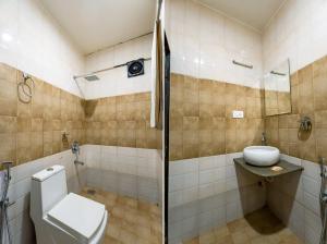 un baño con inodoro y lavabo en Baga beach see side in, en Calangute 25 fotos más