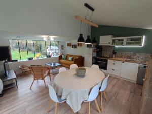 a kitchen and living room with a table and chairs at Cabane bleue des Hortillonnages in Amiens