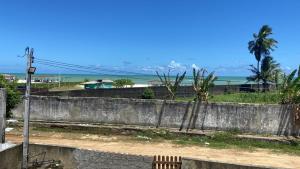 a retaining wall with a view of the beach at casa ilha de itamaraca in Itamaracá