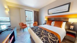 Un pat sau paturi într-o cameră la Clayton Hotel Cardiff