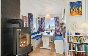 Η κουζίνα ή μικρή κουζίνα στο Awesome Home In Asnæs With Wifi