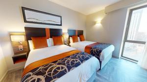 Un pat sau paturi într-o cameră la Clayton Hotel Cardiff