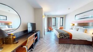 Un pat sau paturi într-o cameră la Clayton Hotel Cardiff