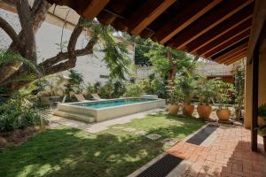 Piscina de la sau aproape de Casa Verde Alberca Jardin Diseno Ubicacion AC