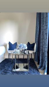 a living room with a table and two chairs at La maison du luxe in Ris-Orangis +14 photos