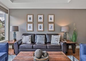 een woonkamer met een bank en een tafel bij Classic Hideaway Elegant 2BD 2BTH in Canmore