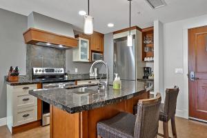 een keuken met een spoelbak en een aanrechtblad bij Classic Hideaway Elegant 2BD 2BTH in Canmore +31 foto's