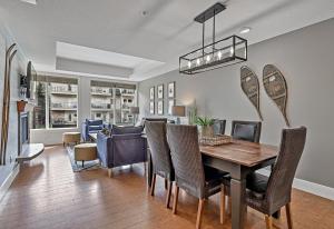 een eetkamer en woonkamer met een tafel en stoelen bij Classic Hideaway Elegant 2BD 2BTH in Canmore