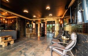 Ruang duduk di Awesome Apartment In Koscielisko