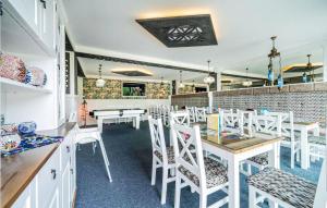 Restoran atau tempat lain untuk makan di Awesome Apartment In Koscielisko +3 gambar
