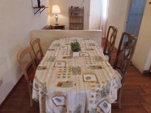 a table with a table cloth on it with chairs at Pequeña casa vacacional en Ensenada Mx in Ensenada +17 photos